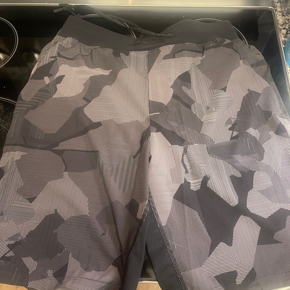 Lululemon T.H.E. Linerless short 9” Size M - Picture 3 of 3